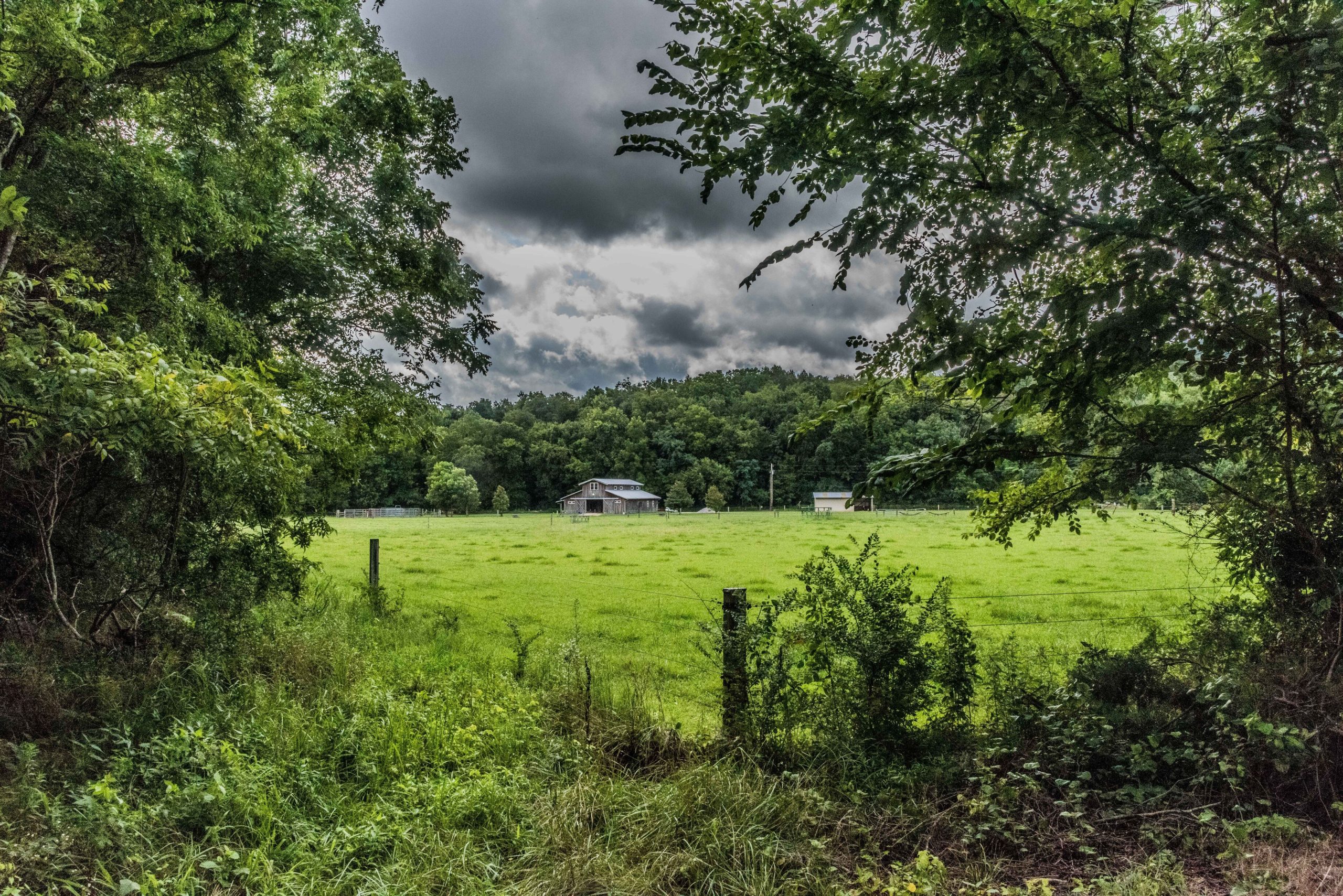 Image of a barn in a rural section of the United States